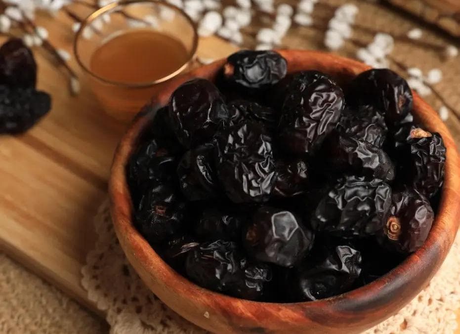 تمر عجوة المدينة: فوائده الصحية وقيمته الدينية وكيف تميّز الأصلي